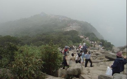 Đang leo Yên Tử, người đàn ông bất ngờ ngã vật xuống tử vong