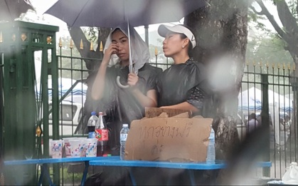 Dù nắng mưa hay đêm ngày, người dân Thái Lan vẫn xếp hàng chờ viếng Quốc vương Bhumibol