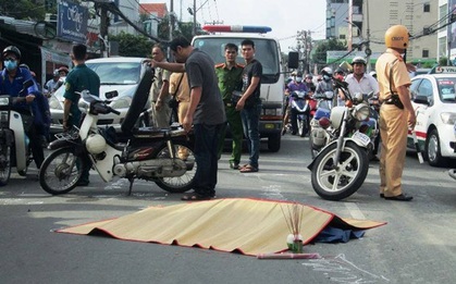 Em trai thất thần bên thi thể chị gái bị xe buýt cán