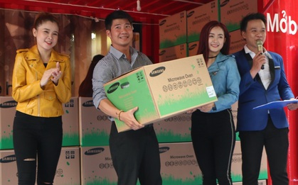 Chen chân nhận quà lò vi sóng trong ngày mở bán J7 Prime tại FPT Shop