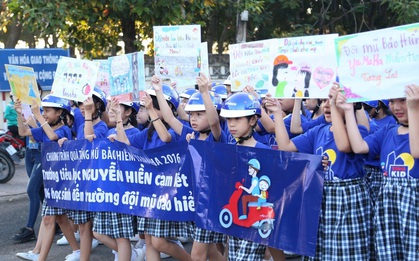 Hàng nghìn em học sinh tiểu học sôi động trong vũ điệu đội mũ bảo hiểm