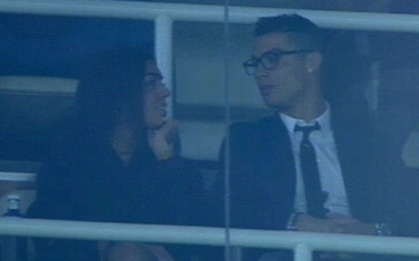 Ronaldo đóng vest bảnh trai, tươi cười cùng bạn gái mới trên khán đài Bernabeu