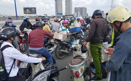 Cô gái trẻ leo qua lan can cầu Sài Gòn nói nhảm rồi gieo mình xuống sông tự tử