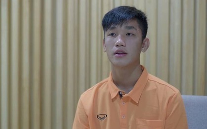 Đội trưởng "hot boy" U19 Việt Nam phản ứng thế nào khi được Hương Giang Idol tỏ tình?