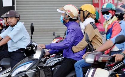 Người Sài Gòn mặc áo ấm, choàng khăn vì trời trở lạnh đột ngột ngày đầu năm mới