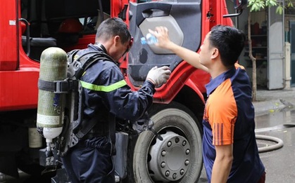 Chùm ảnh: Ngạt thở vì khói từ đám cháy, người dân tiếp nước cho cảnh sát chữa cháy