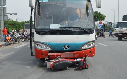 TP HCM: Băng qua ngã tư, thanh niên bị xe khách húc văng xa gần 30 mét, nguy kịch