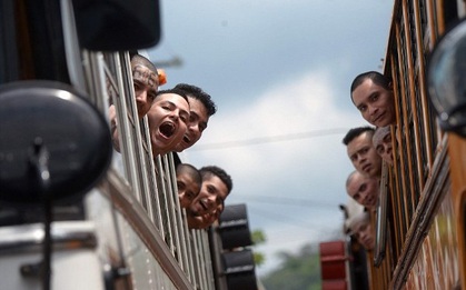 Hơn 1.200 ông mafia hân hoan đến nhà tù mới vì lỡ phá tan tành nhà tù cũ