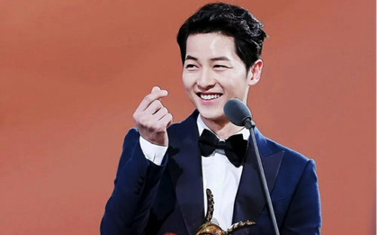 Song Joong Ki hot tới mức làm dậy sóng lại trào lưu "Finger heart sign" ở khắp nơi!