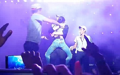 Fan nữ nhảy lên quặp chân ôm cứng Enrique Iglesias, nhất quyết không rời sân khấu