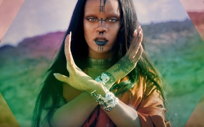 Rihanna cực lạ khi không có... lông mày trong MV mới