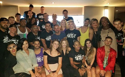 Demi và Nick biểu diễn miễn phí cho các nhân viên club đồng tính bị xả súng tại Orlando