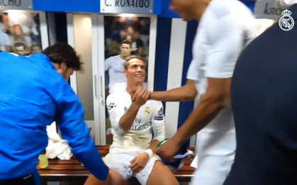 Sợ bị trêu ghẹo, Ronaldo "kín cổng cao tường" ăn mừng cùng đồng đội