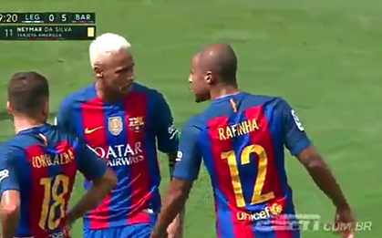 Phản ứng gây sốc của Neymar với đồng đội trẻ
