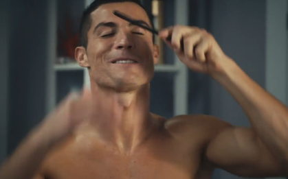 Ronaldo "trần trùng trục" vừa chải đầu vừa nghêu ngao hát