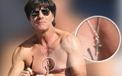 "Thánh ngửi" Joachim Loew gây tò mò về sợi dây chuyền luôn đeo trên cổ