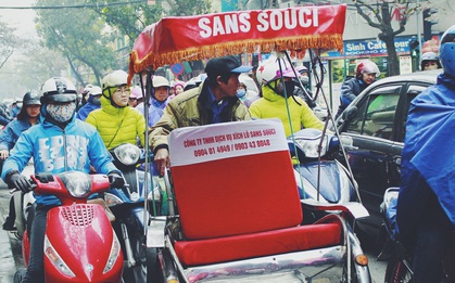 Phố Hàng Bông tắc dài vì người Hà Nội đổ xô xếp hàng chờ mua bánh chưng, giò chả
