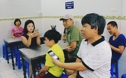 Người dân thi nhau check-in trong quán bún chả Tổng thống Obama từng ăn