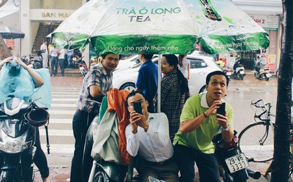 Quá trưa, khách vẫn kiên nhẫn đội mưa chờ ăn hàng bún chả Hương Liên