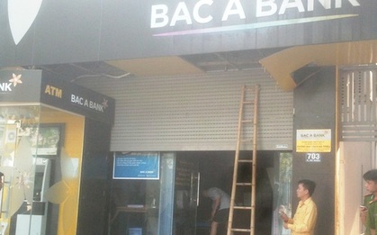 Một nhân viên bảo vệ ngân hàng bị cửa cuốn kẹp chết