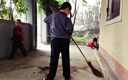 Bé 12 tuổi đòi tự tử vì mẹ đi tù