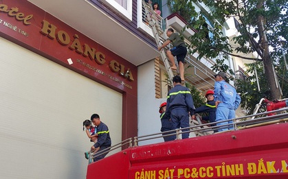 Mắc kẹt trong khách sạn, hàng chục du khách đu thang ra ngoài