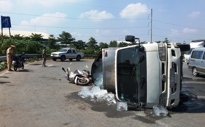 TP HCM: Xe tải chở nước đá lật nhào, 2 vợ chồng nhập viện
