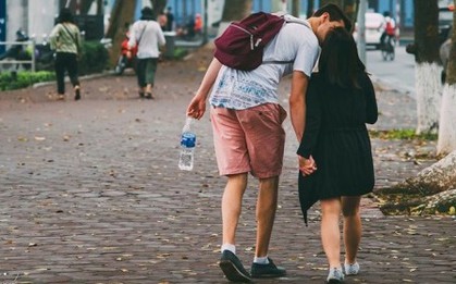 Bức ảnh "chàng chân dài, nàng chân ngắn" tiếp thêm tự tin cho hội các nàng nấm lùn!