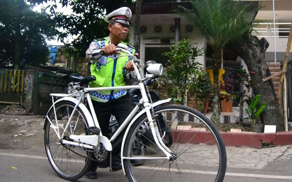 Indonesia tôn vinh cảnh sát thà nhặt rác chứ không nhận hối lộ