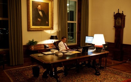 Obama trong bóng tối: Những giây phút cô đơn lúc nửa đêm ở Nhà trắng