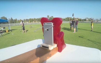 Chú gấu kẹo dẻo khổng lồ xả thân cứu iPhone và cái kết dễ đoán