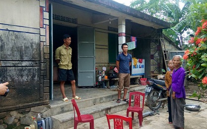Đoàn cứu trợ ra khỏi nhà dân, thôn đến thu lại tiền hỗ trợ