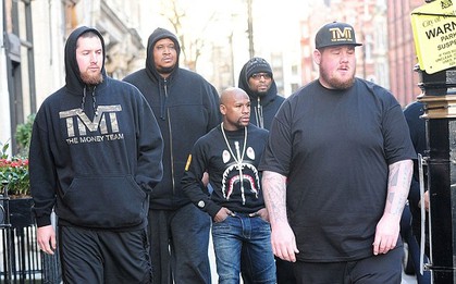 Đội vệ sĩ nhìn thôi đã không dám "dây" của Floyd Mayweather
