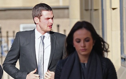Bạn gái xinh đẹp của "kẻ bệnh hoạn" Adam Johnson dọn sang nhà mới