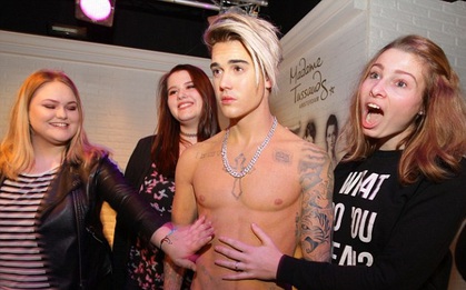 Fan thi nhau ôm hôn tượng sáp Justin Bieber vì quá đẹp trai