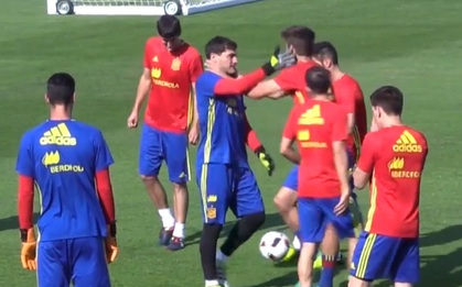 Pique ăn bạt tai vì cả gan xỏ háng Casillas