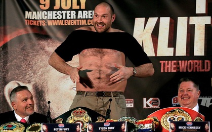 Tyson Fury cởi áo khoe "bụng bầu" để sỉ nhục Wladimir Klitschko