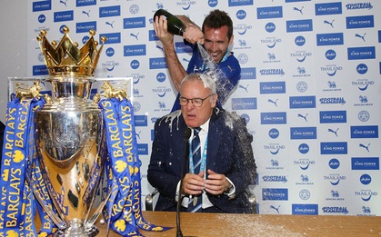 Học trò cả gan dội champagne vào đầu HLV Ranieri