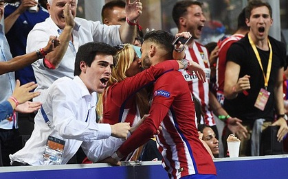Màn khóa môi nồng nàn của trai đẹp Atletico và bạn gái hoa hậu