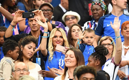 Dàn Wags xinh đẹp của tuyển Pháp khoe sắc trên khán đài Stade de France