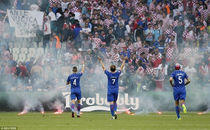 Pháo sáng và ẩu đả trên khán đài làm hoen ố trận Croatia - CH Czech
