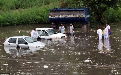 Sau nắng nóng 51 độ C, gần trăm người Ấn Độ lại thiệt mạng vì bị sét đánh