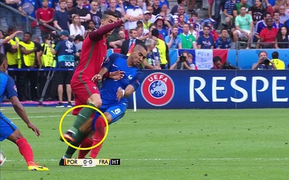 Mẹ Ronaldo phẫn nộ khi chứng kiến con trai rời sân trong nước mắt