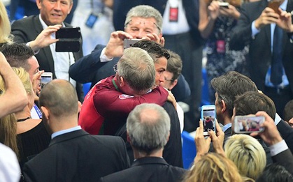 Câu chuyện cảm động đằng sau cái ôm chặt giữa HLV Ferguson và trò cưng Ronaldo