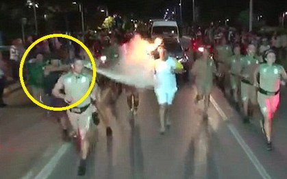 Kẻ quá khích dùng bình cứu hỏa định xịt tắt đuốc Olympic
