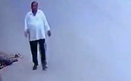 Video sốc: Hơn 200 người đi qua nhưng không ai dừng lại để giúp người bị tai nạn giao thông