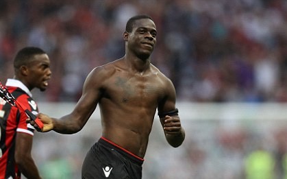 "Chất" như Balotelli: Ghi bàn giúp đội nhà thắng trận rồi nhận thẻ đỏ rời sân