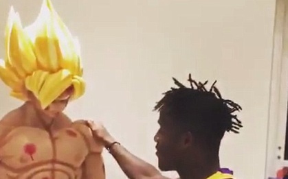 Sao Chelsea dựng tượng Songoku khổng lồ trong nhà