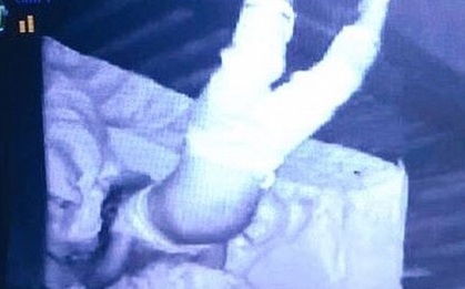 Cô gái hoảng sợ khi thấy cháu gái ngủ chúc đầu xuống giường, lơ lửng cả cơ thể