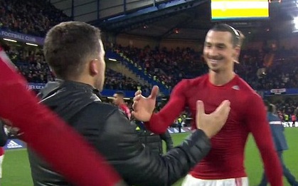 Cảnh Ibra, Martial "tay bắt mặt mừng" với cầu thủ Chelsea sau trận thua nhục nhã khiến Giggs điên tiết
